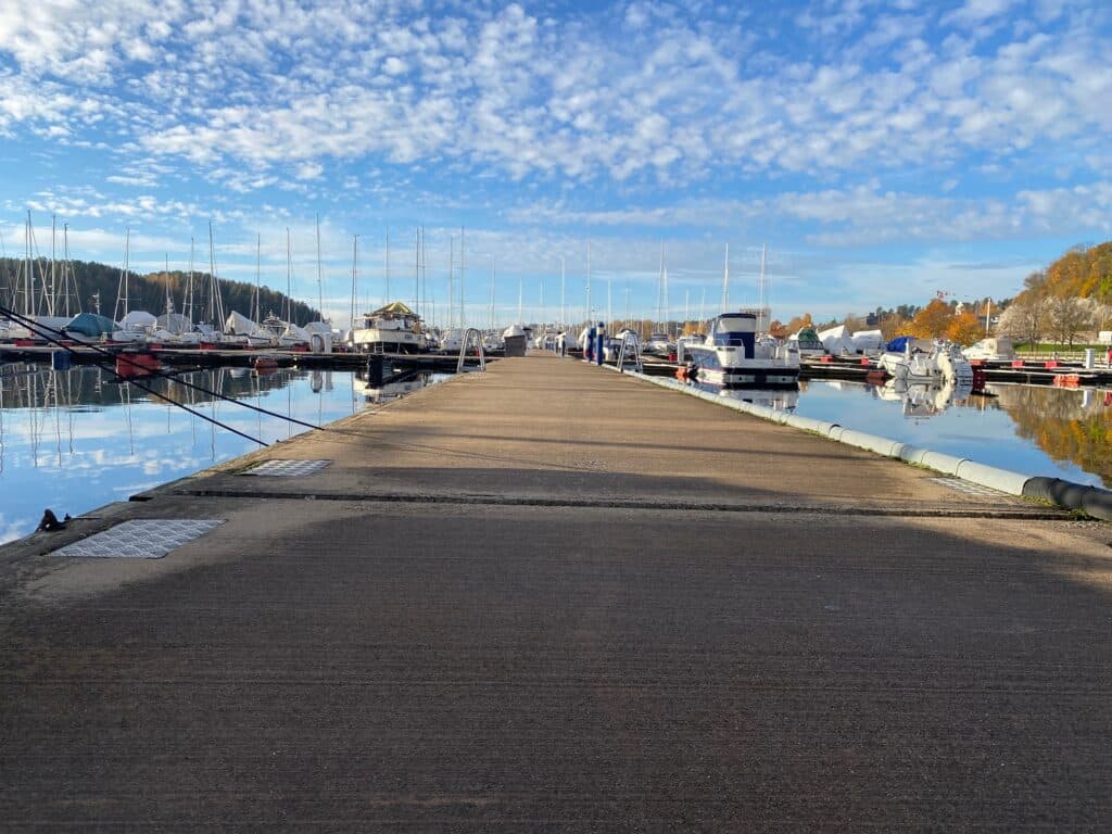 vær forsiktig på glatte brygger om vinteren.