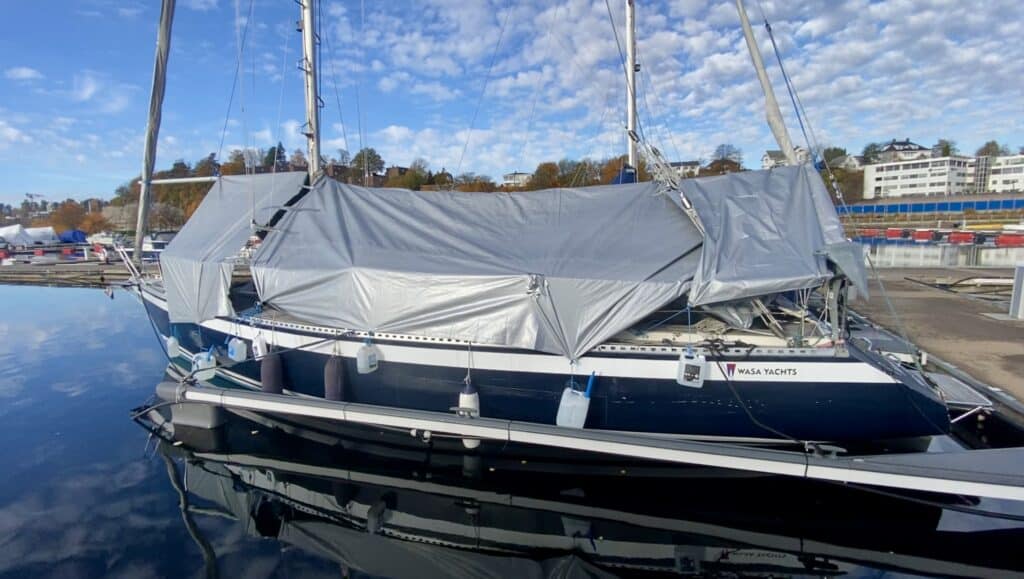 dekke til båt på vannet om vinteren.